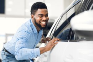 homme entretien voiture